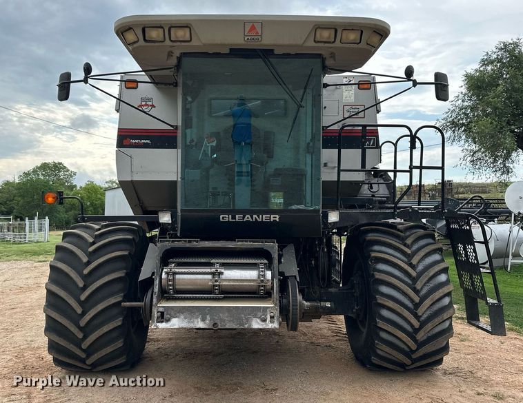 image for item NP9838 1998 Gleaner R62  combine