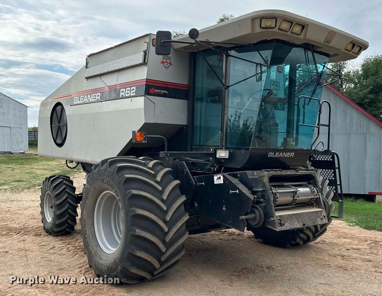 image for item NP9838 1998 Gleaner R62  combine