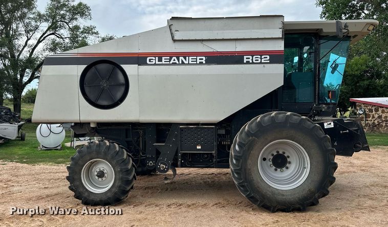 image for item NP9838 1998 Gleaner R62  combine