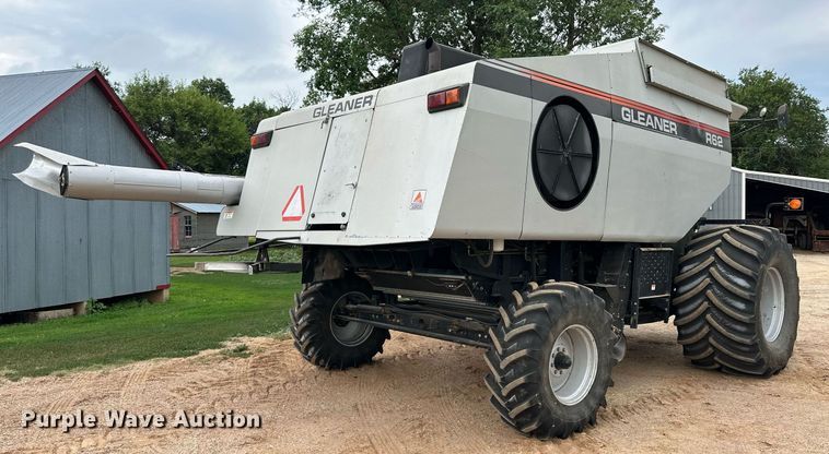 image for item NP9838 1998 Gleaner R62  combine