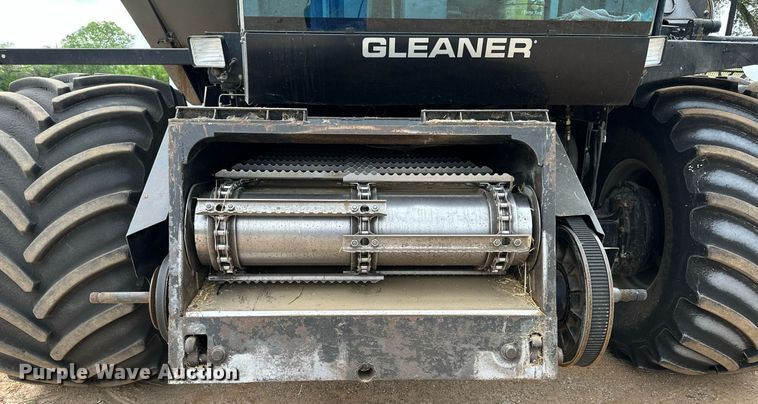 image for item NP9838 1998 Gleaner R62  combine