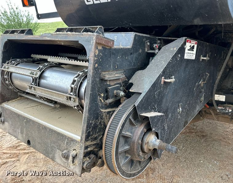 image for item NP9838 1998 Gleaner R62  combine