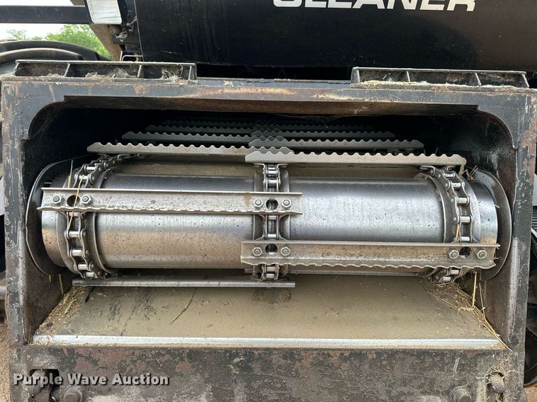 image for item NP9838 1998 Gleaner R62  combine