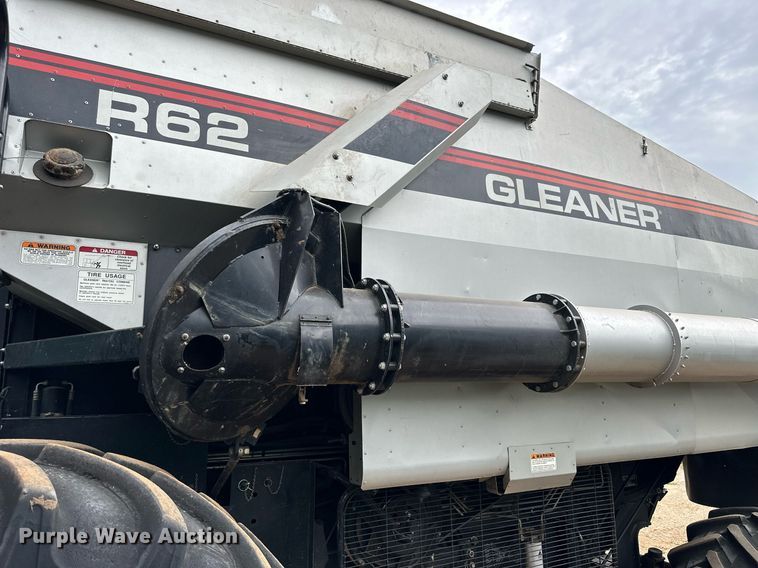 image for item NP9838 1998 Gleaner R62  combine