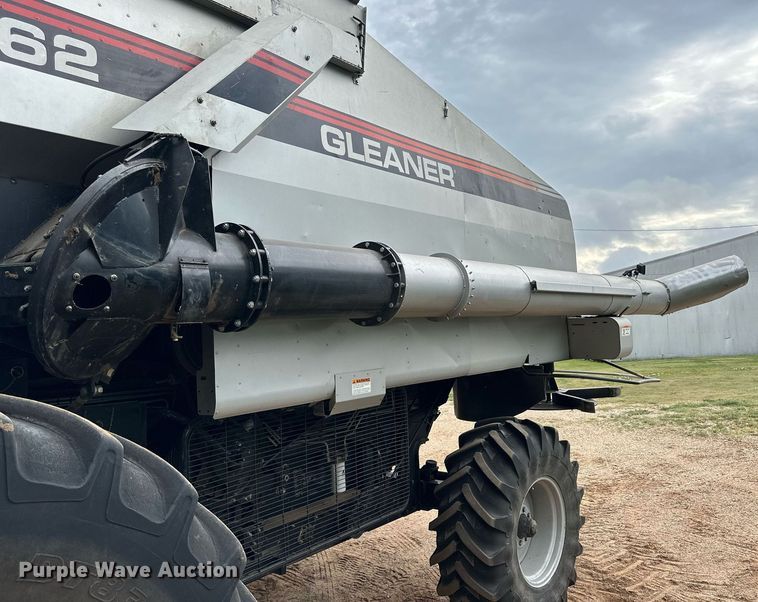 image for item NP9838 1998 Gleaner R62  combine