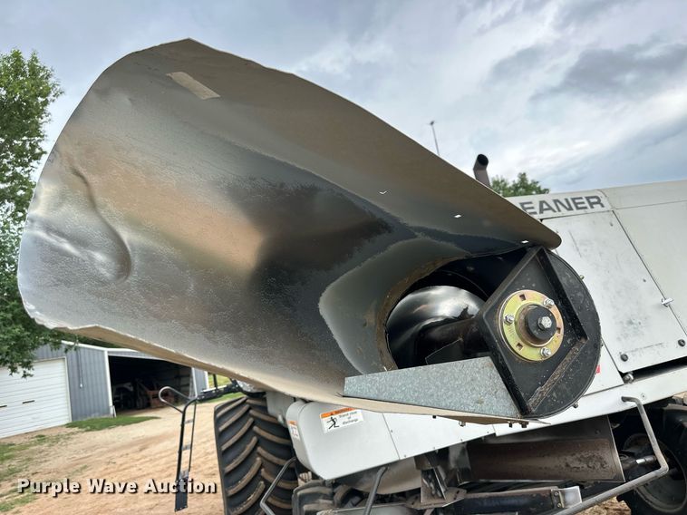 image for item NP9838 1998 Gleaner R62  combine