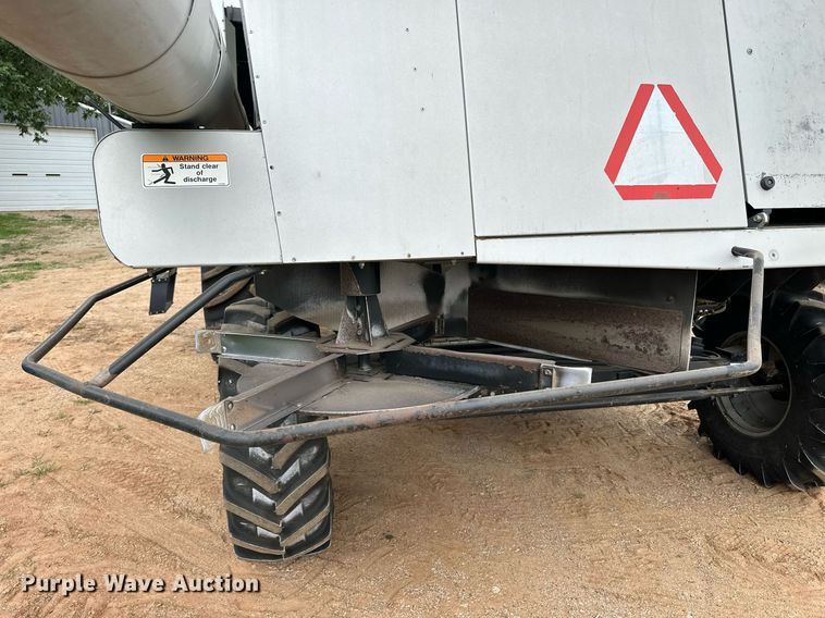 image for item NP9838 1998 Gleaner R62  combine