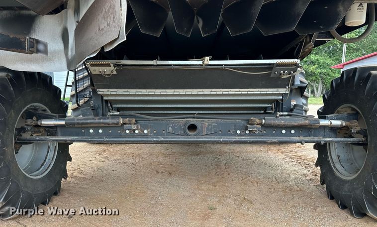 image for item NP9838 1998 Gleaner R62  combine