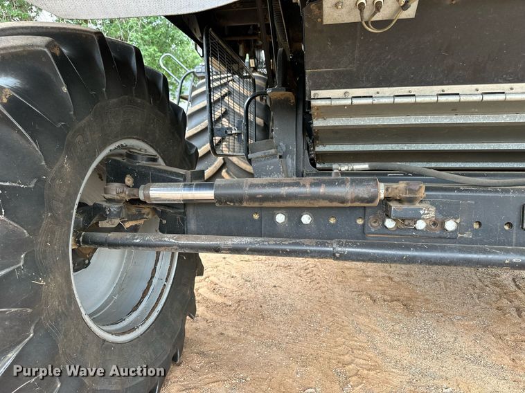 image for item NP9838 1998 Gleaner R62  combine