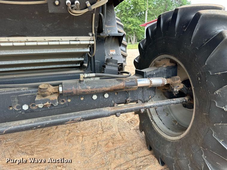 image for item NP9838 1998 Gleaner R62  combine