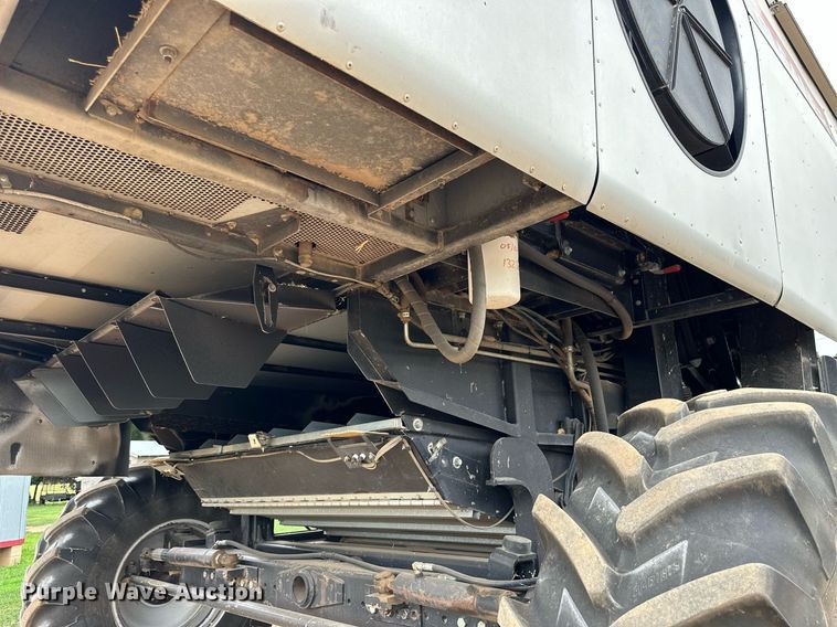 image for item NP9838 1998 Gleaner R62  combine