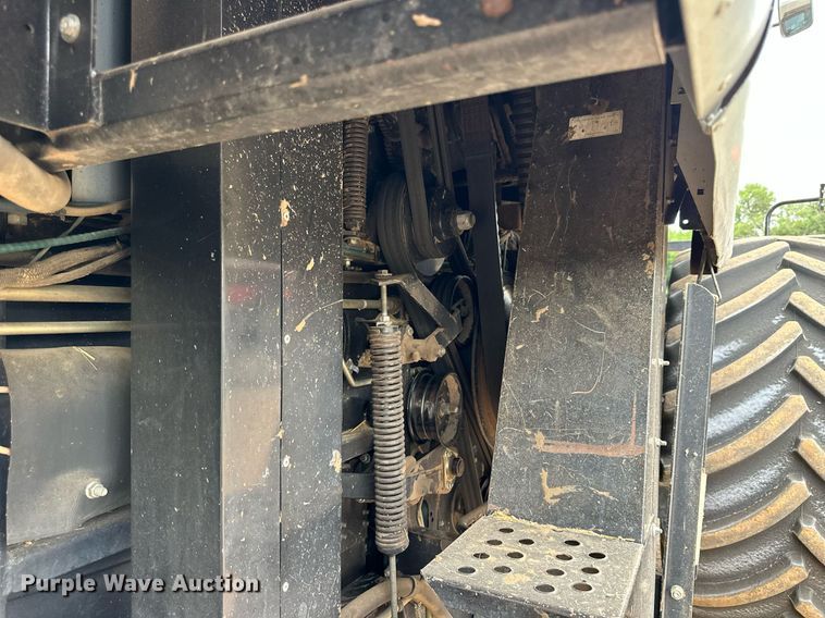 image for item NP9838 1998 Gleaner R62  combine