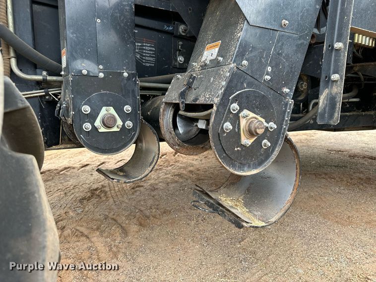 image for item NP9838 1998 Gleaner R62  combine