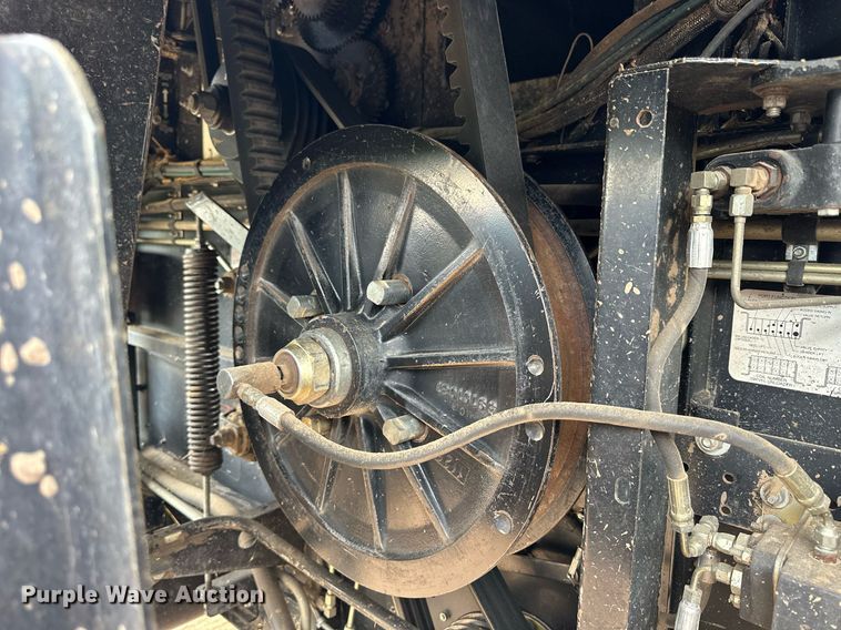 image for item NP9838 1998 Gleaner R62  combine