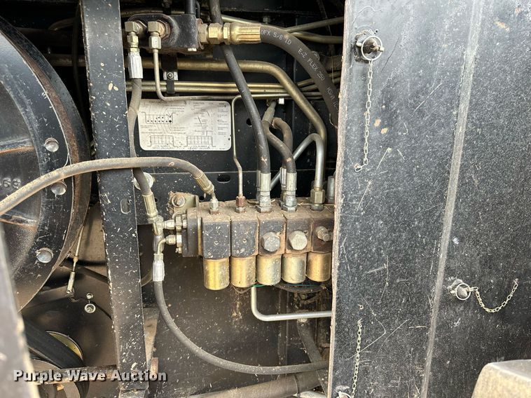 image for item NP9838 1998 Gleaner R62  combine