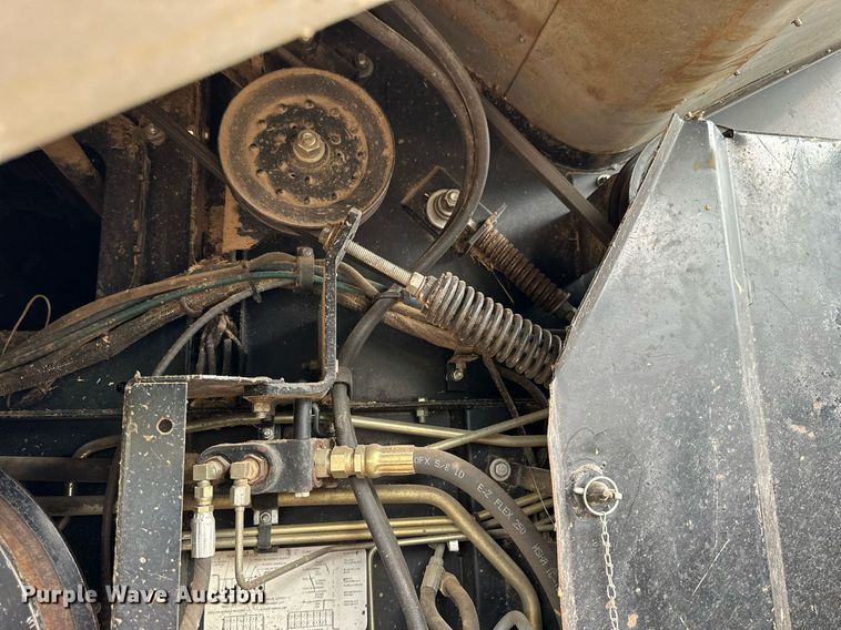 image for item NP9838 1998 Gleaner R62  combine