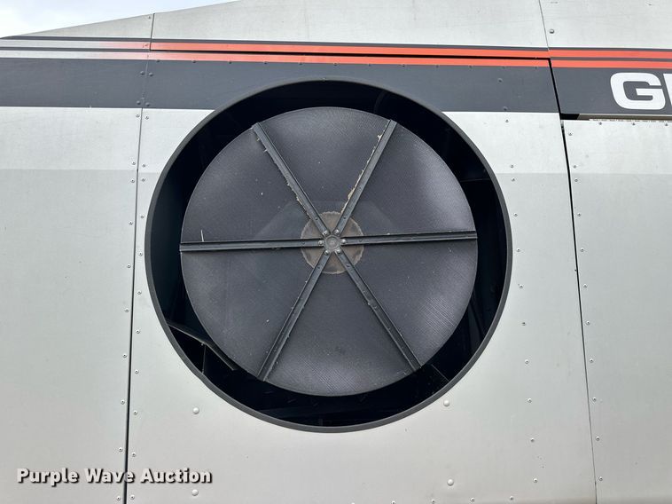 image for item NP9838 1998 Gleaner R62  combine