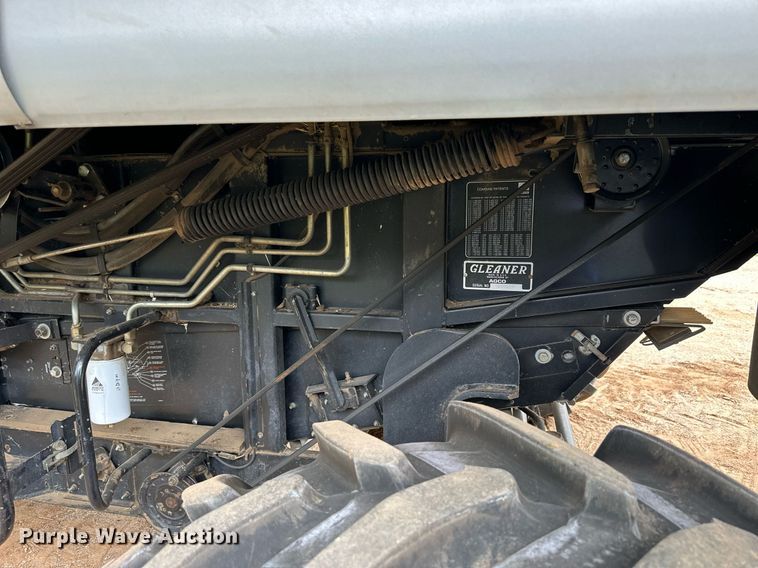 image for item NP9838 1998 Gleaner R62  combine