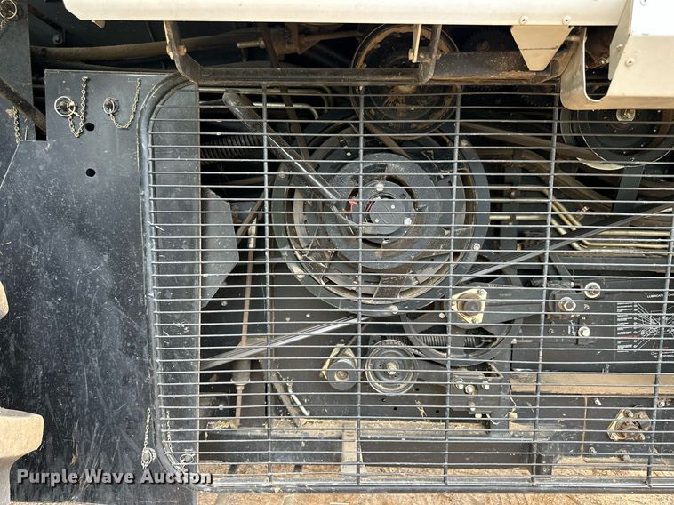 image for item NP9838 1998 Gleaner R62  combine