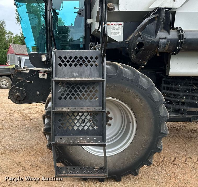 image for item NP9838 1998 Gleaner R62  combine