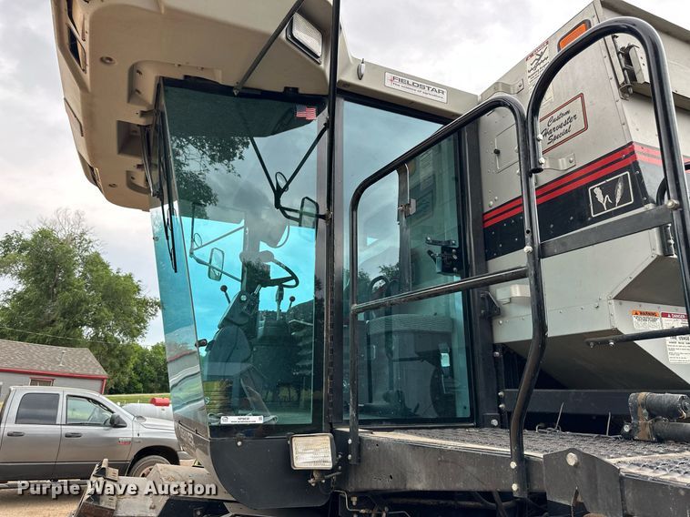 image for item NP9838 1998 Gleaner R62  combine