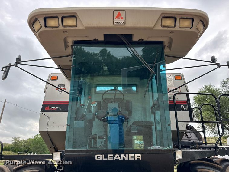 image for item NP9838 1998 Gleaner R62  combine