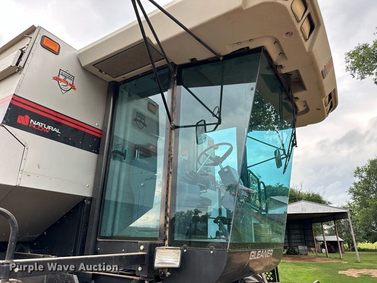 image for item NP9838 1998 Gleaner R62  combine