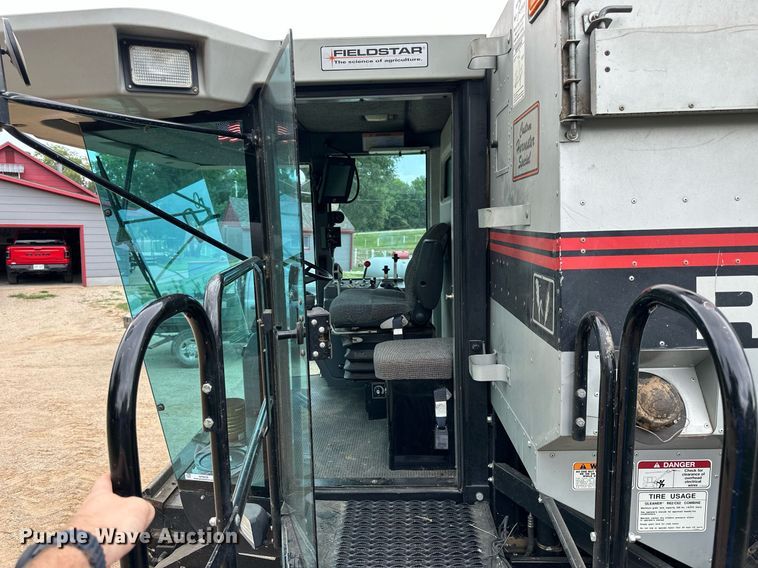 image for item NP9838 1998 Gleaner R62  combine