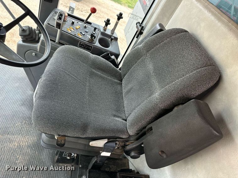 image for item NP9838 1998 Gleaner R62  combine