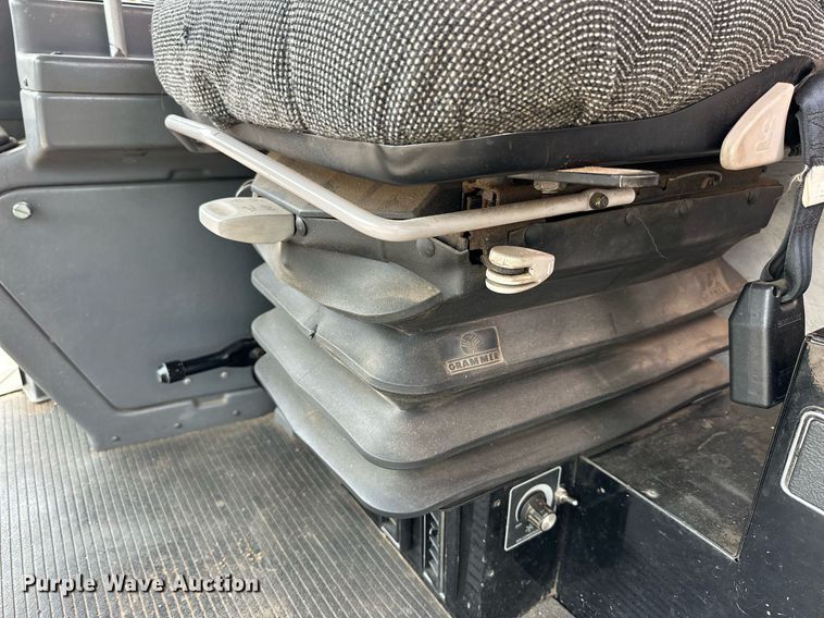 image for item NP9838 1998 Gleaner R62  combine