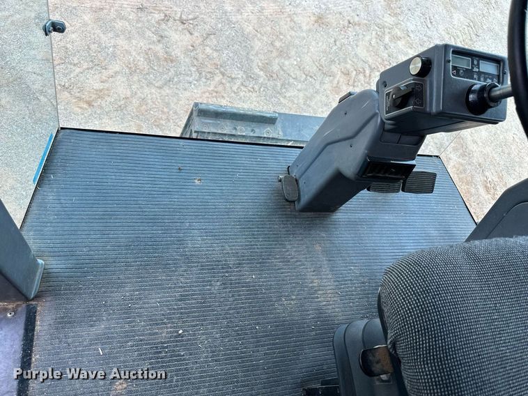 image for item NP9838 1998 Gleaner R62  combine