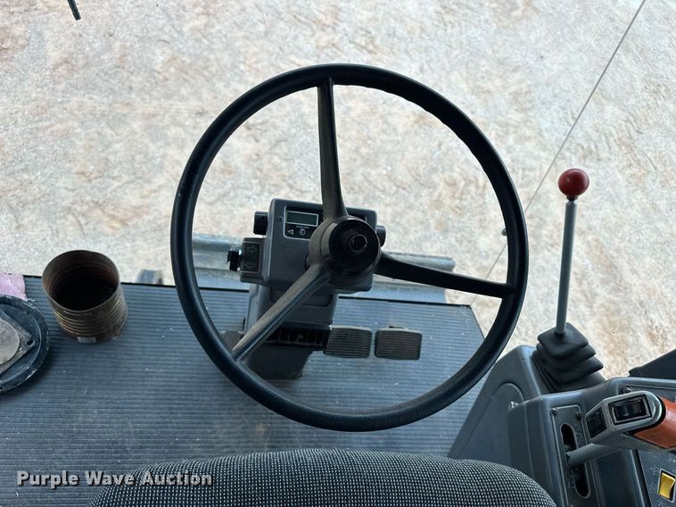 image for item NP9838 1998 Gleaner R62  combine