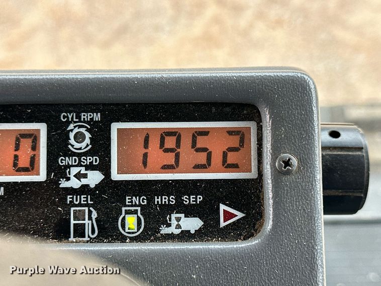 image for item NP9838 1998 Gleaner R62  combine