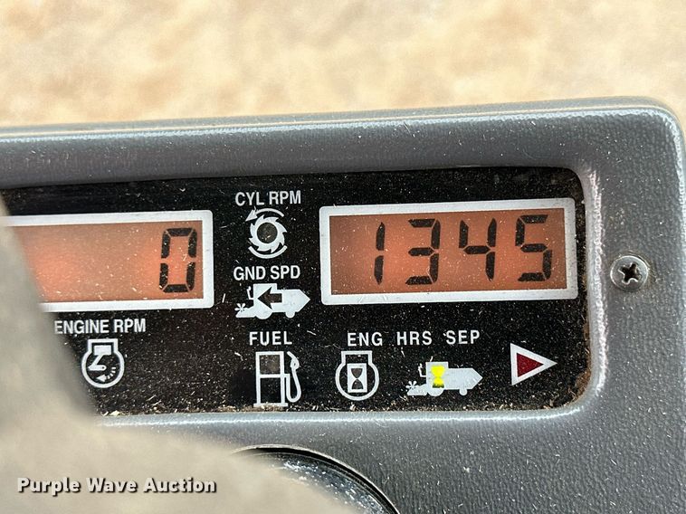 image for item NP9838 1998 Gleaner R62  combine