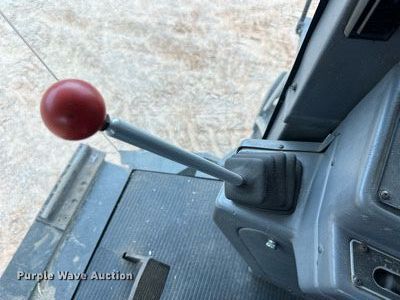 image for item NP9838 1998 Gleaner R62  combine