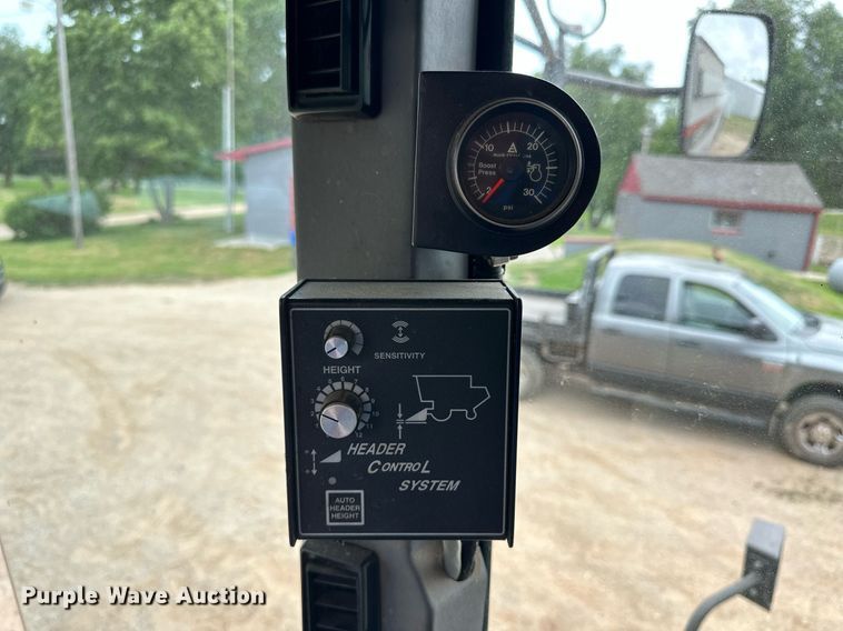 image for item NP9838 1998 Gleaner R62  combine