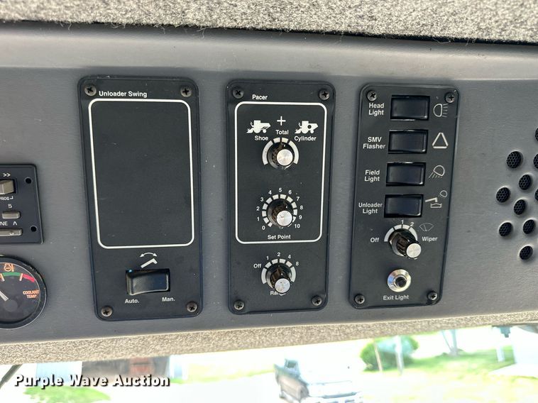 image for item NP9838 1998 Gleaner R62  combine