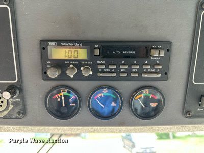 image for item NP9838 1998 Gleaner R62  combine