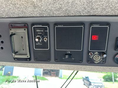 image for item NP9838 1998 Gleaner R62  combine