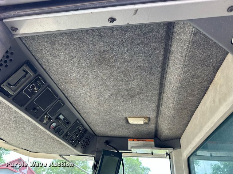 image for item NP9838 1998 Gleaner R62  combine