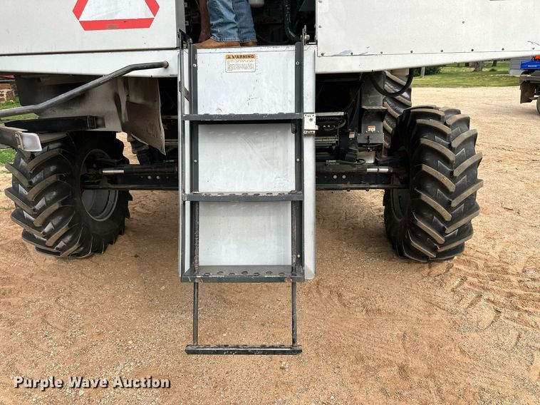 image for item NP9838 1998 Gleaner R62  combine