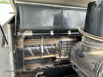 image for item NP9838 1998 Gleaner R62  combine