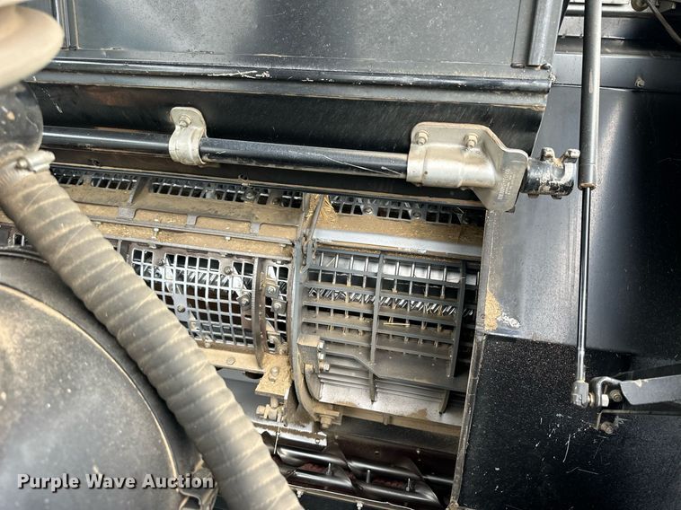 image for item NP9838 1998 Gleaner R62  combine