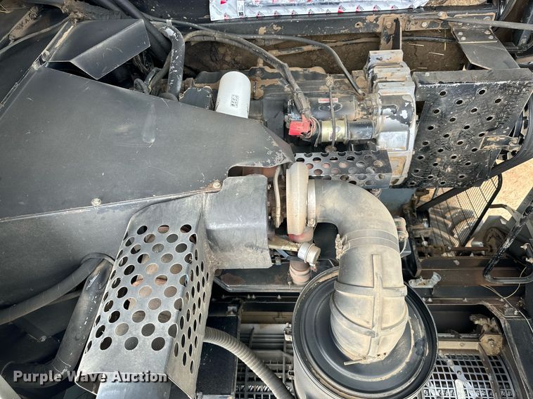 image for item NP9838 1998 Gleaner R62  combine