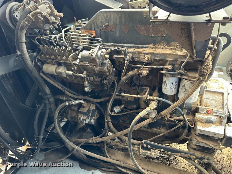 image for item NP9838 1998 Gleaner R62  combine