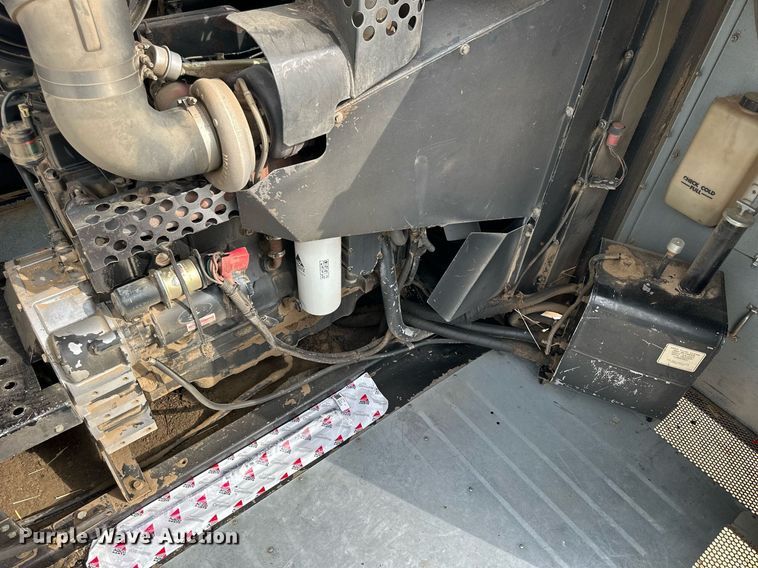 image for item NP9838 1998 Gleaner R62  combine