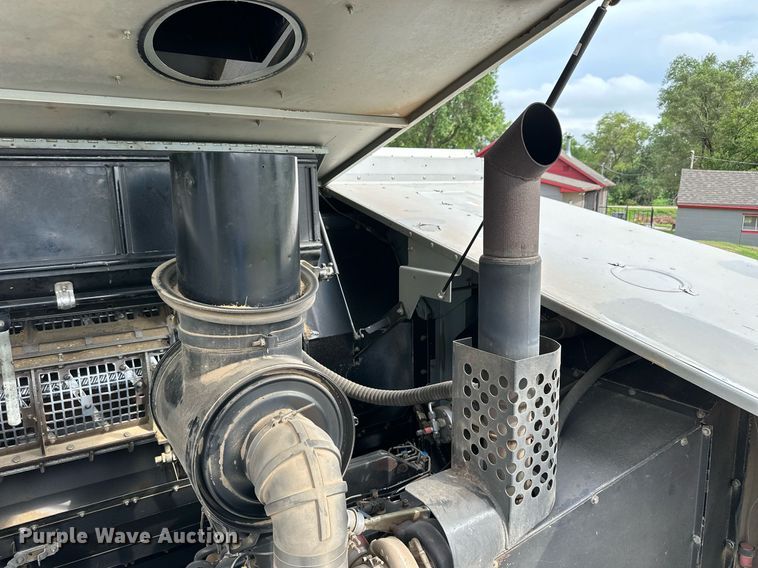 image for item NP9838 1998 Gleaner R62  combine