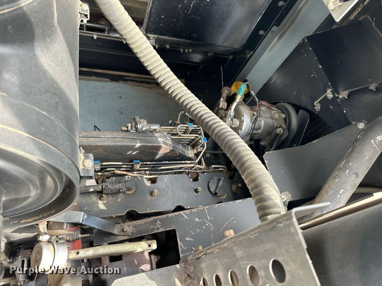 image for item NP9838 1998 Gleaner R62  combine