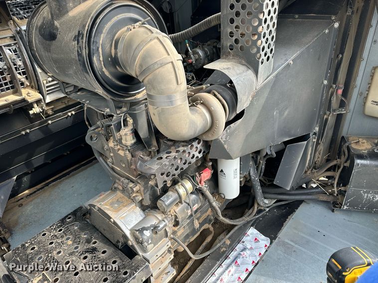 image for item NP9838 1998 Gleaner R62  combine