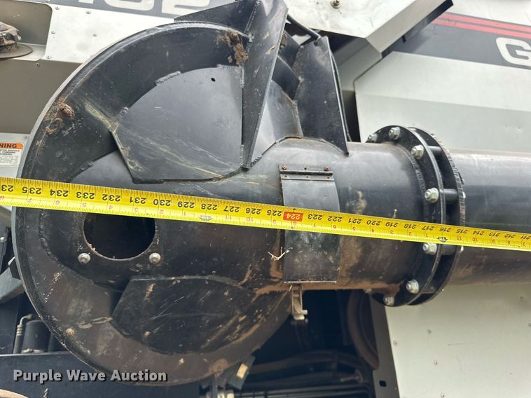 image for item NP9838 1998 Gleaner R62  combine